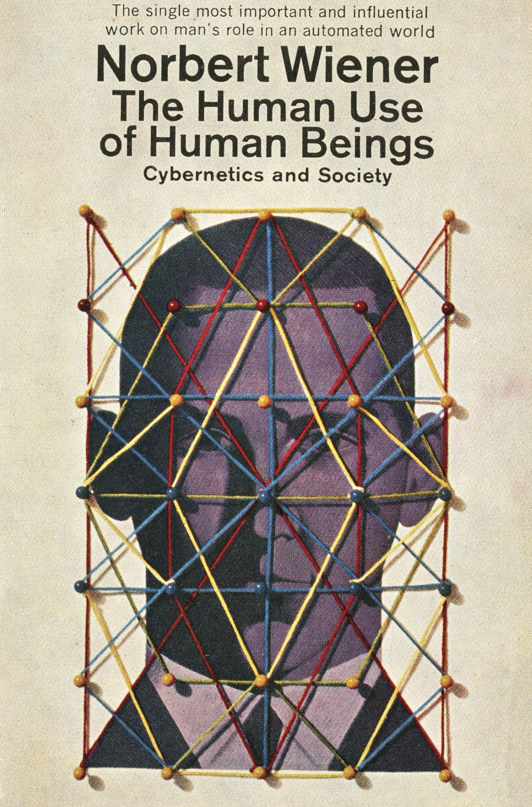 Buchcover von Norbert Wieners „The Human Use of Human Beings: Cybernetics and Society“: ein purpurfarbenes Kopfporträt, überspannt von einem Netz aus bunten Fäden und Kugeln; oben der Hinweis „The single most important and influential work on man’s role in an automated world“.