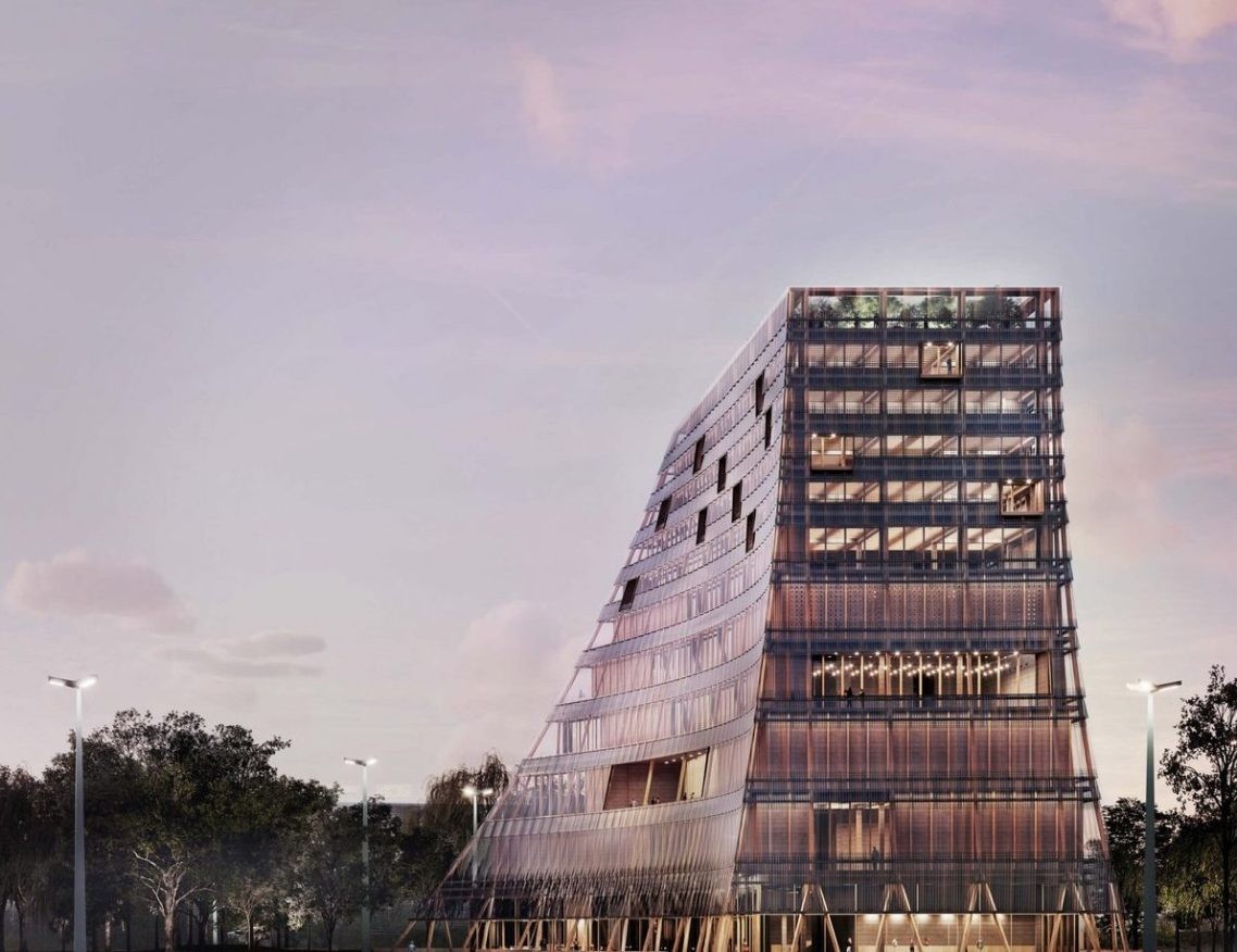 Computervisualisierung des Siegerentwurfs für das „Zukunftszentrum für Deutsche Einheit und Europäische Transformation“ in Halle (Saale): ein vielgeschossiger, nach links abgeschrägter Turm mit verglaster Fassade und begrüntem Dachgeschoss vor Abendhimmel.